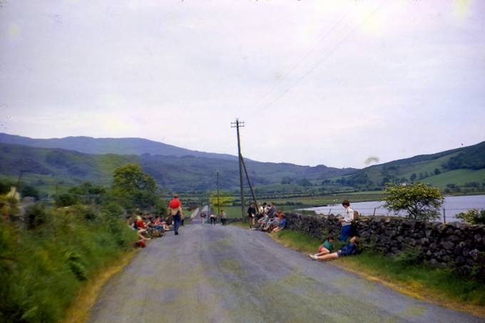 WH1962-033 Waiting near Snowdon Ranger YHA