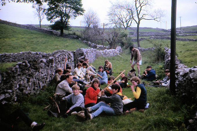 WW1965-004 Lunch stop near Taddington ‘and a bit of horse play’