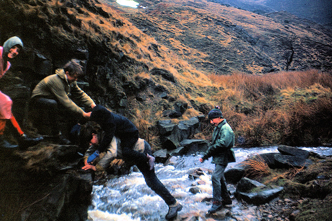 WW1965-018 Crossing Shelf Brook by ‘human bridge’