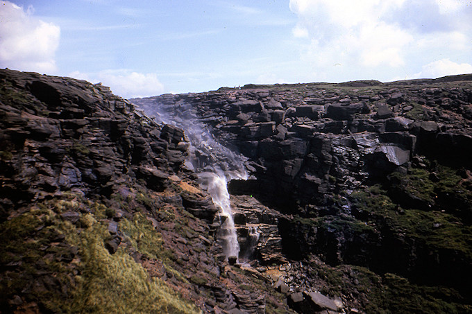 WW1965-030 Kinder Downfall ‘blowing back’