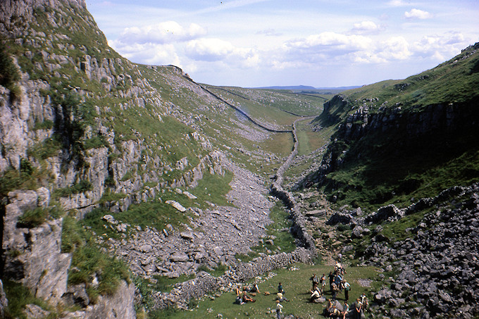 WW1967-003 Down dry river to Malham