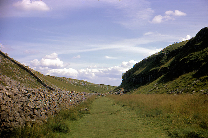 WW1967-004 The dry river to Malham