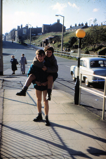 WW1961-013 After Tintwistle - Greenfield walk, waiting for a bus to Stalybridge