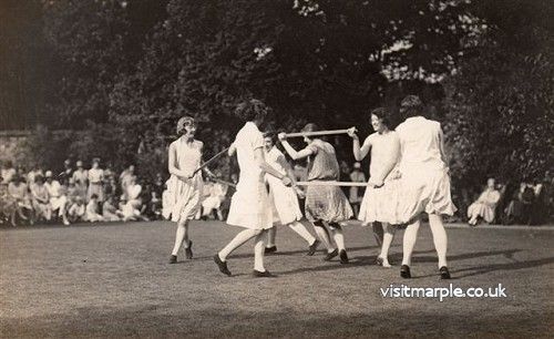 dancing-on-the-lawn-of-brabyns-hall-1929-2.jpg