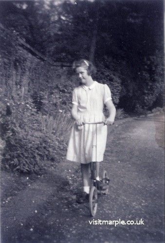 youg_lady_in_brabyns_park.jpg